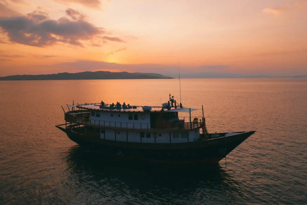 Rascal Yacht Cruise Phinisi | Komodo National Park | Komodo Luxury