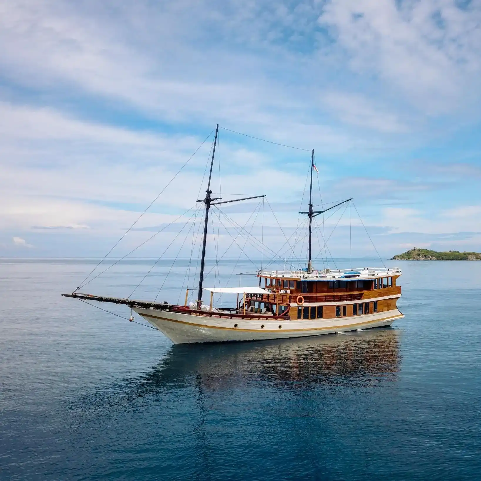 Senada Cruise Phinisi Exterior by Komodo Luxury