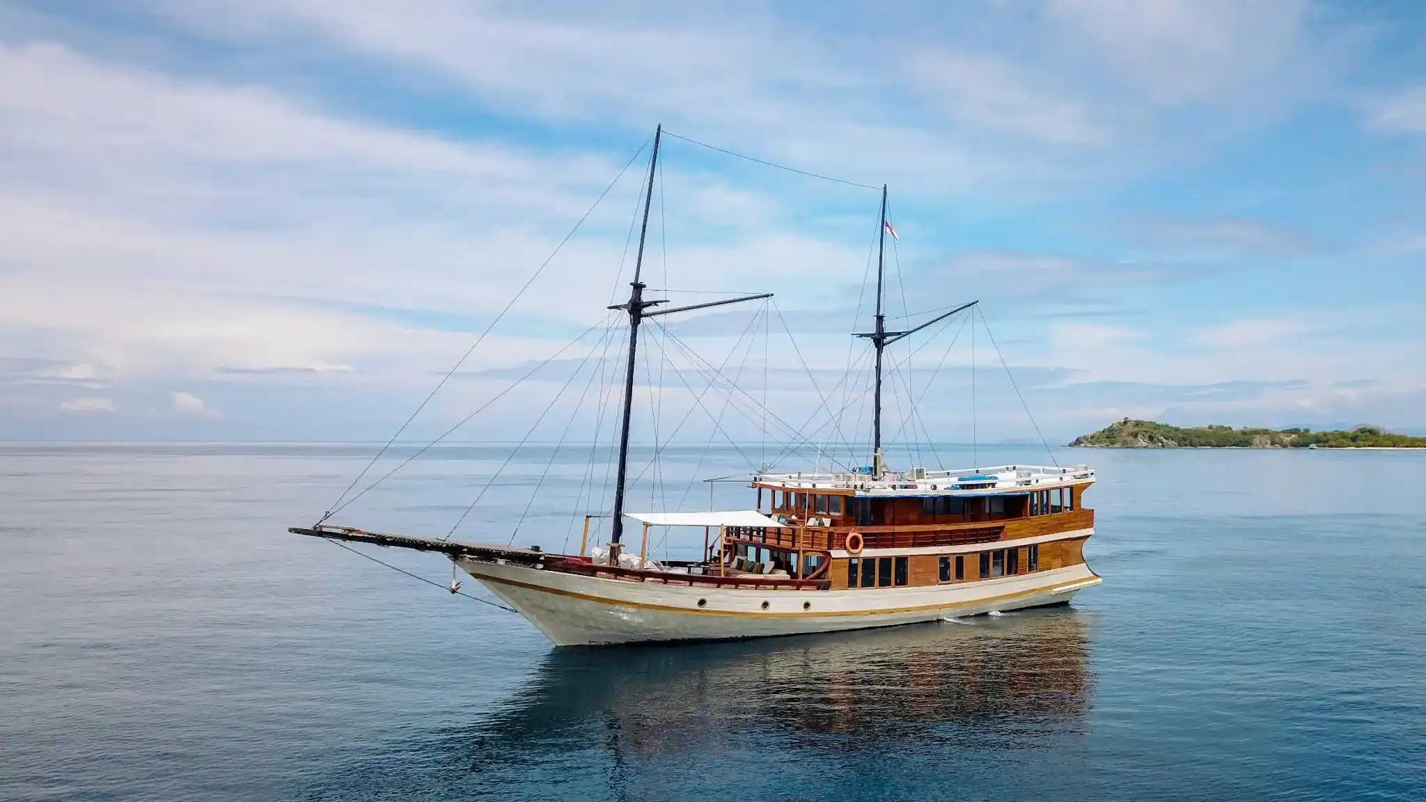 Senada Cruise Phinisi Exterior by Komodo Luxury