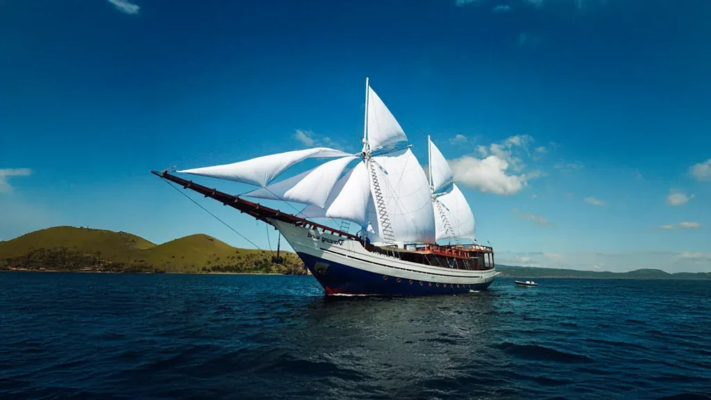 Dancing Wind Phinisi | Komodo Tour | Raja Ampat Tour | Komodo Luxury