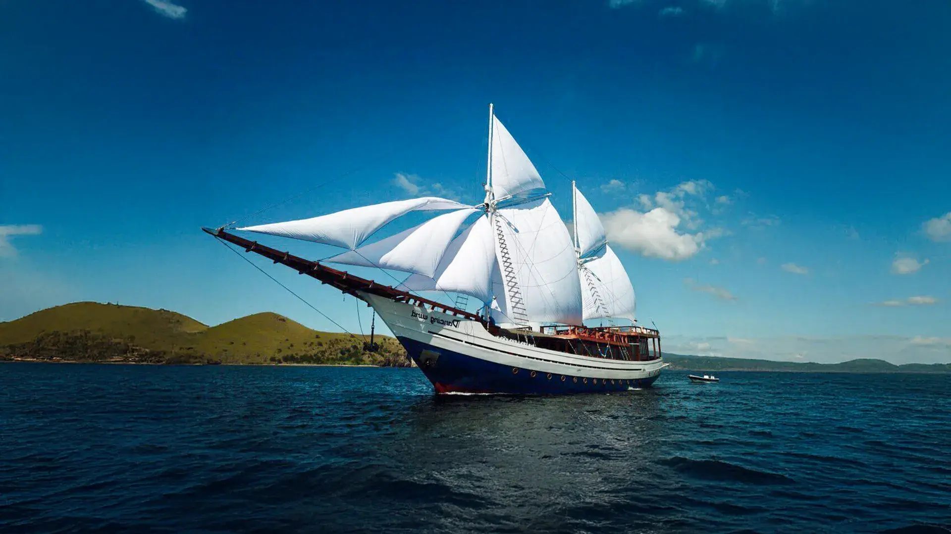 Dancing Wind Phinisi | Komodo Tour | Raja Ampat Tour | Komodo Luxury