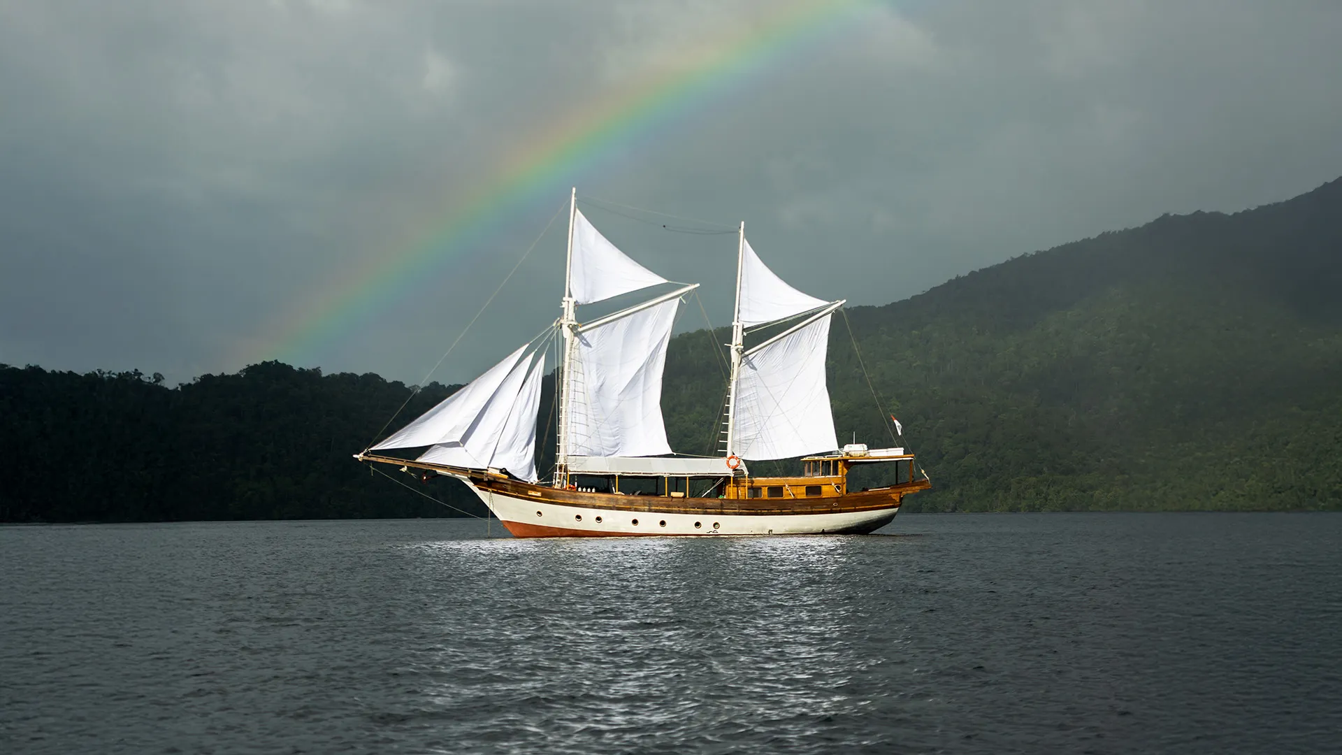 Anne Bonny Liveaboard Phinisi Cruise Boat Charter | Komodo Luxury