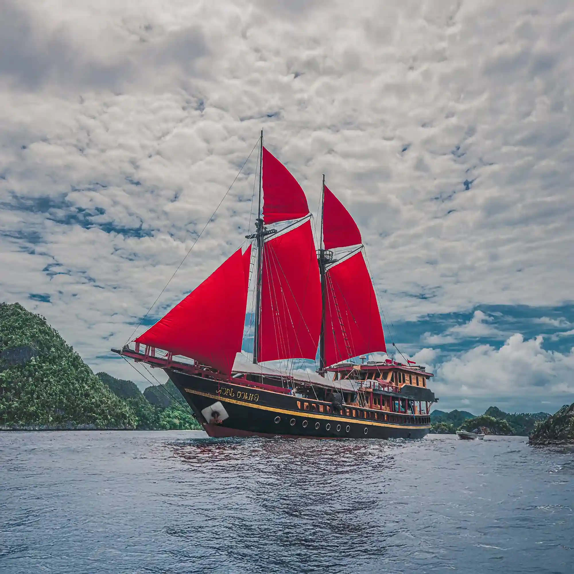 Calico Jack Liveaboard Phinisi Cruise Boat Charter | Komodo Luxury