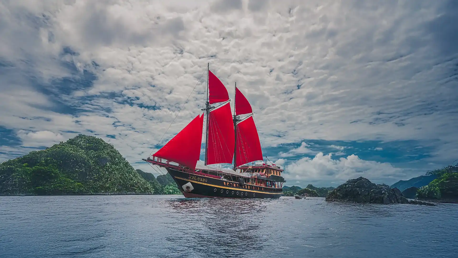 Calico Jack Liveaboard Phinisi Cruise Boat Charter | Komodo Luxury