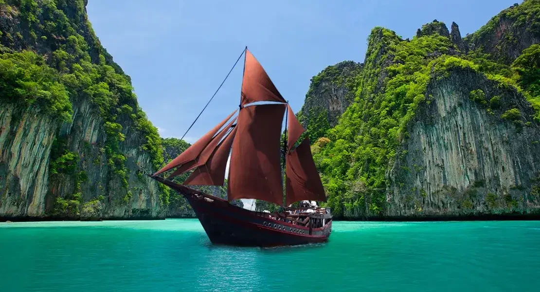 Manta Mae Liveaboard | Raja Ampat Liveaboard | Komodo Luxury