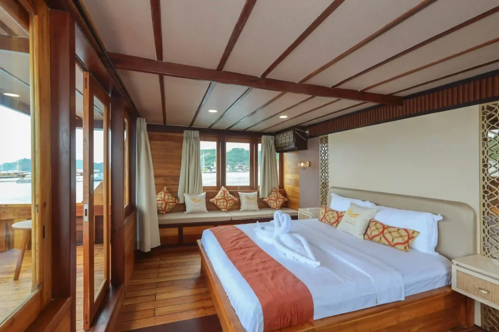 Master Cabin | Elrora Cruise Phinisi by Komodo Luxury