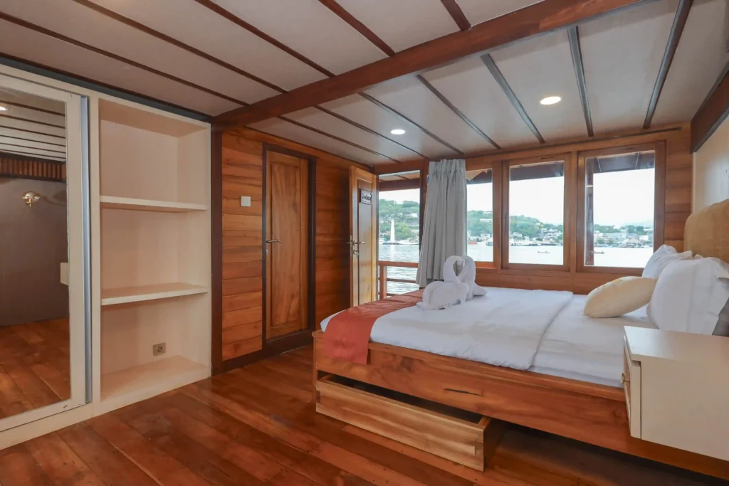 Panoramic Ocean Cabin | Elrora Cruise Phinisi by Komodo Luxury