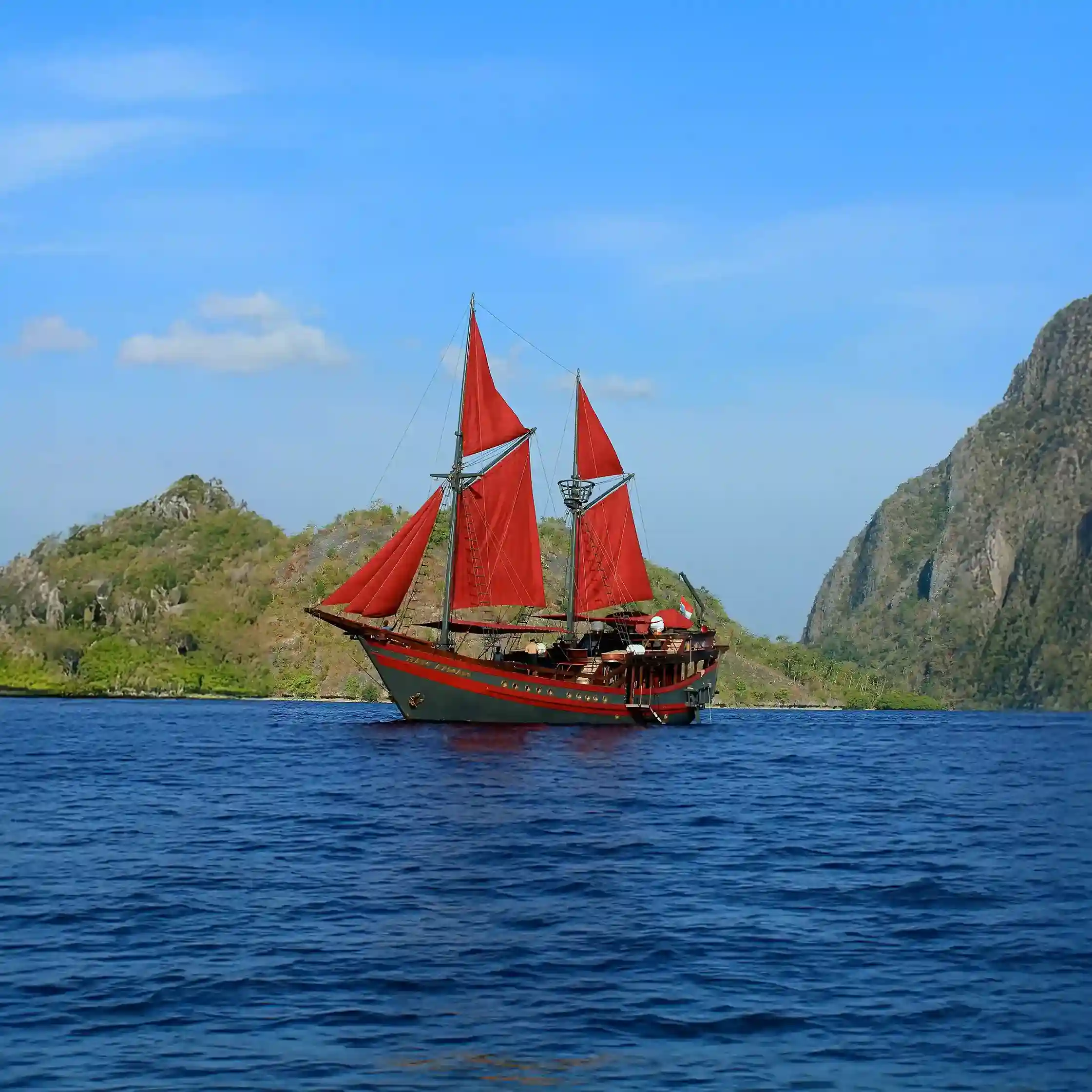 Manta Mae Liveaboard | Raja Ampat Diving Tour | Komodo Dragon Tour | Komodo Luxury