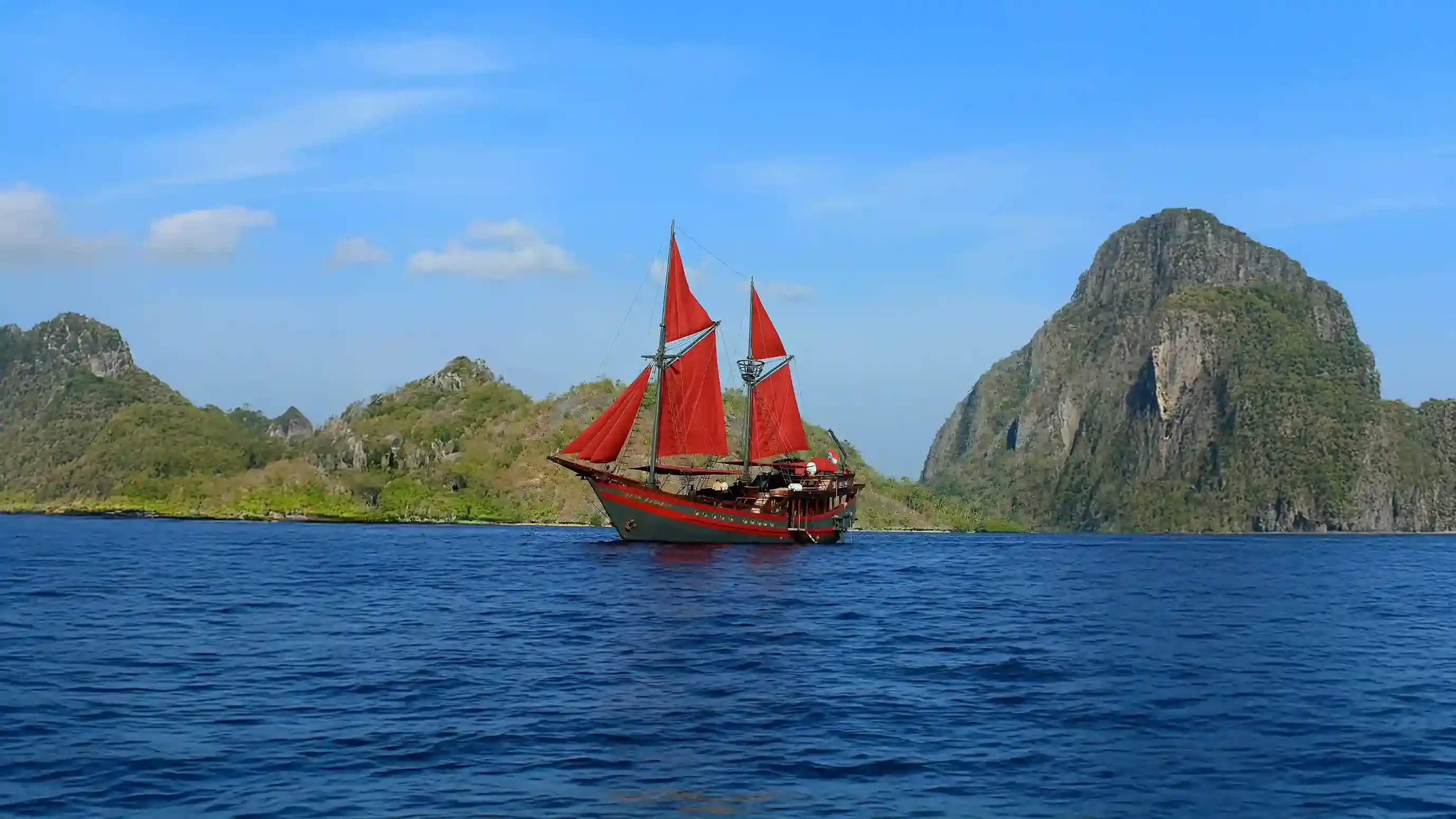 Manta Mae Liveaboard | Raja Ampat Diving Tour | Komodo Dragon Tour | Komodo Luxury