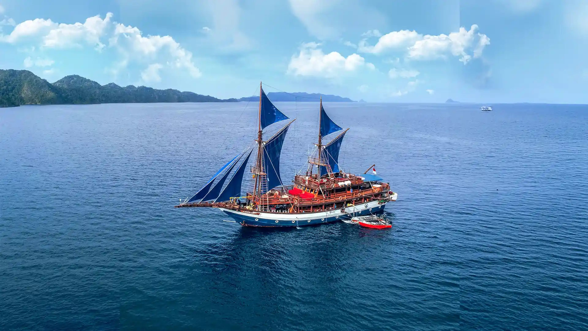 Sea Safari 8 Liveaboard Phinisi Cruise Boat Charter | Komodo Luxury