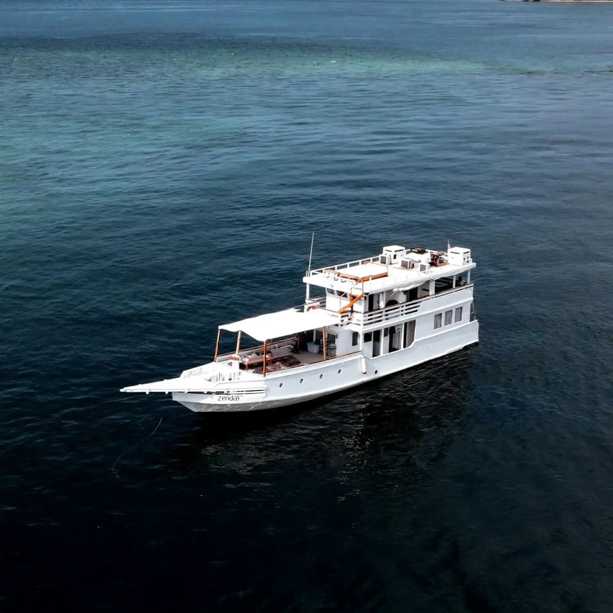 Zendaya Phinisi Cruise Boat Charter | Komodo Luxury