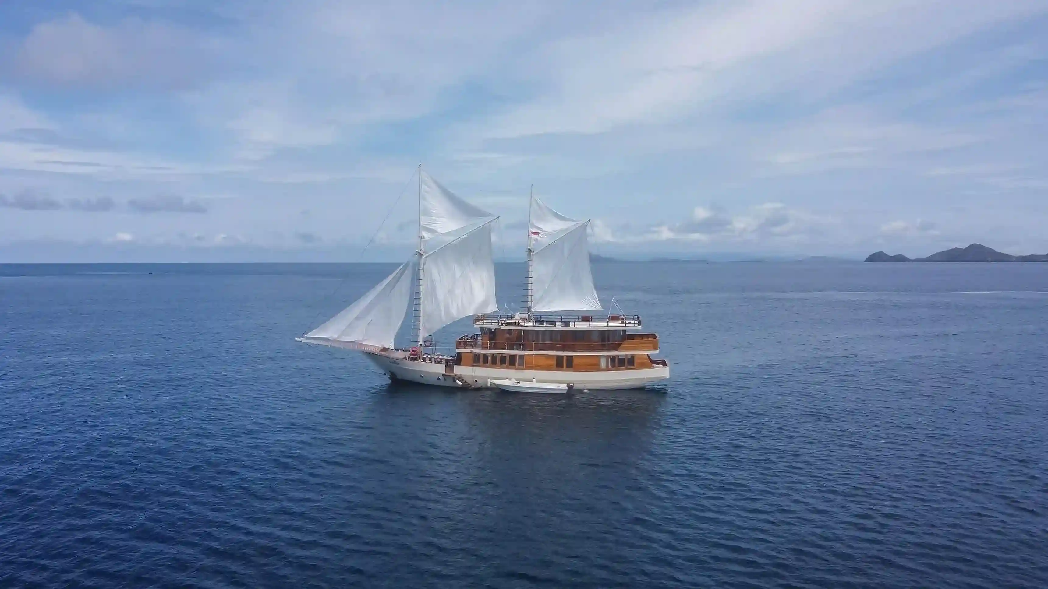 Exteriror | Elrora Cruise Phinisi by Komodo Luxury