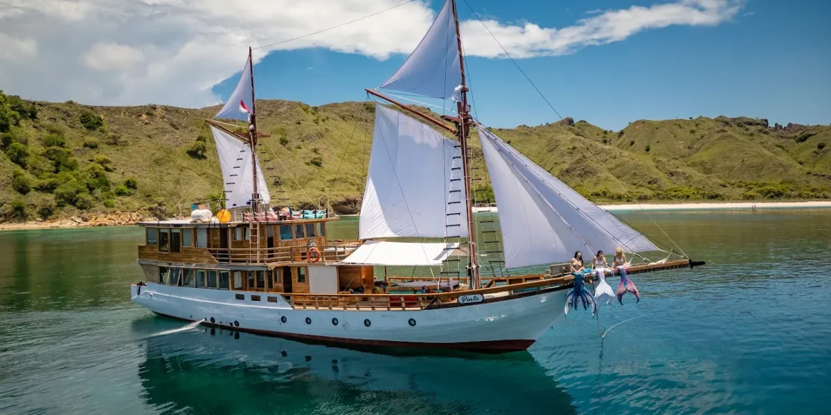Best Komodo Liveaboards 2026/2027: Our Owned Fleet, Compared Honestly