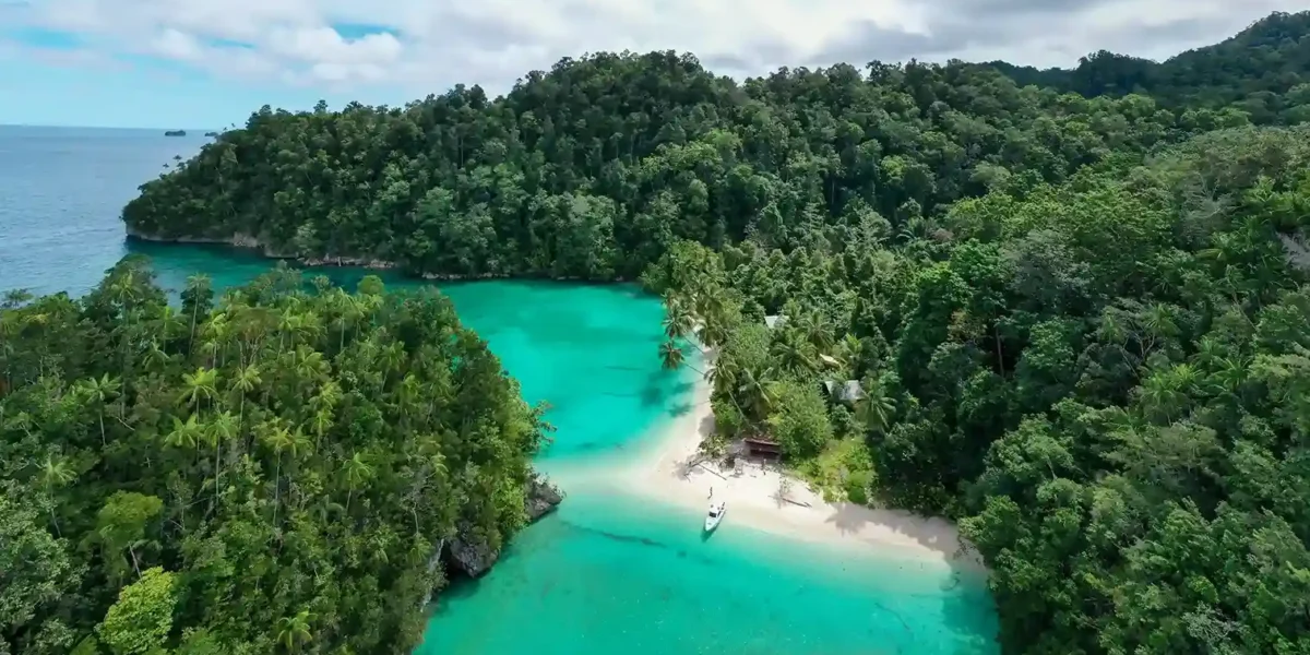 Triton Bay Tours | Kaimana Tours | Luxury Phinisi | Komodo Luxury