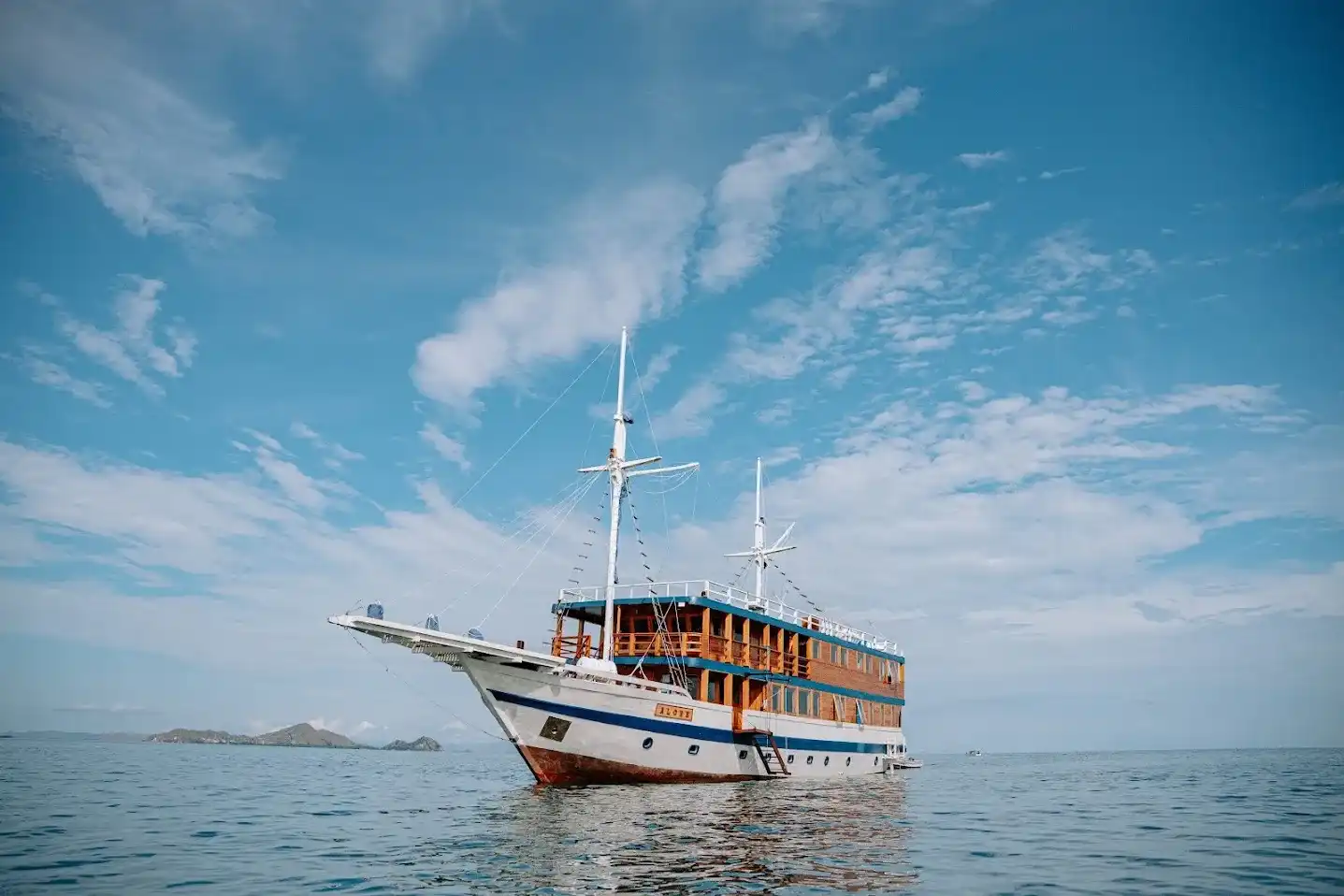 Alore Phinisi Boat Charter | Komodo Tour | Komodo Luxury