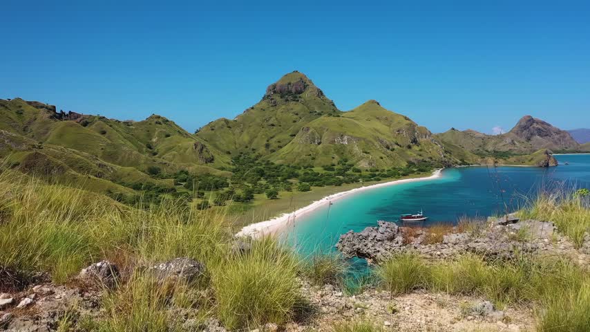 Pink Beach Komodo | Luxury Yacht Charter Komodo | Komodo Luxury