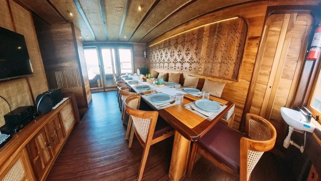 Dining Area Angelica Liveaboard | Komodo Luxury