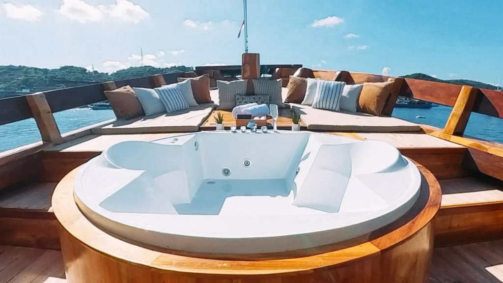 Jacuzzi Angelica Liveaboard | Komodo Luxury