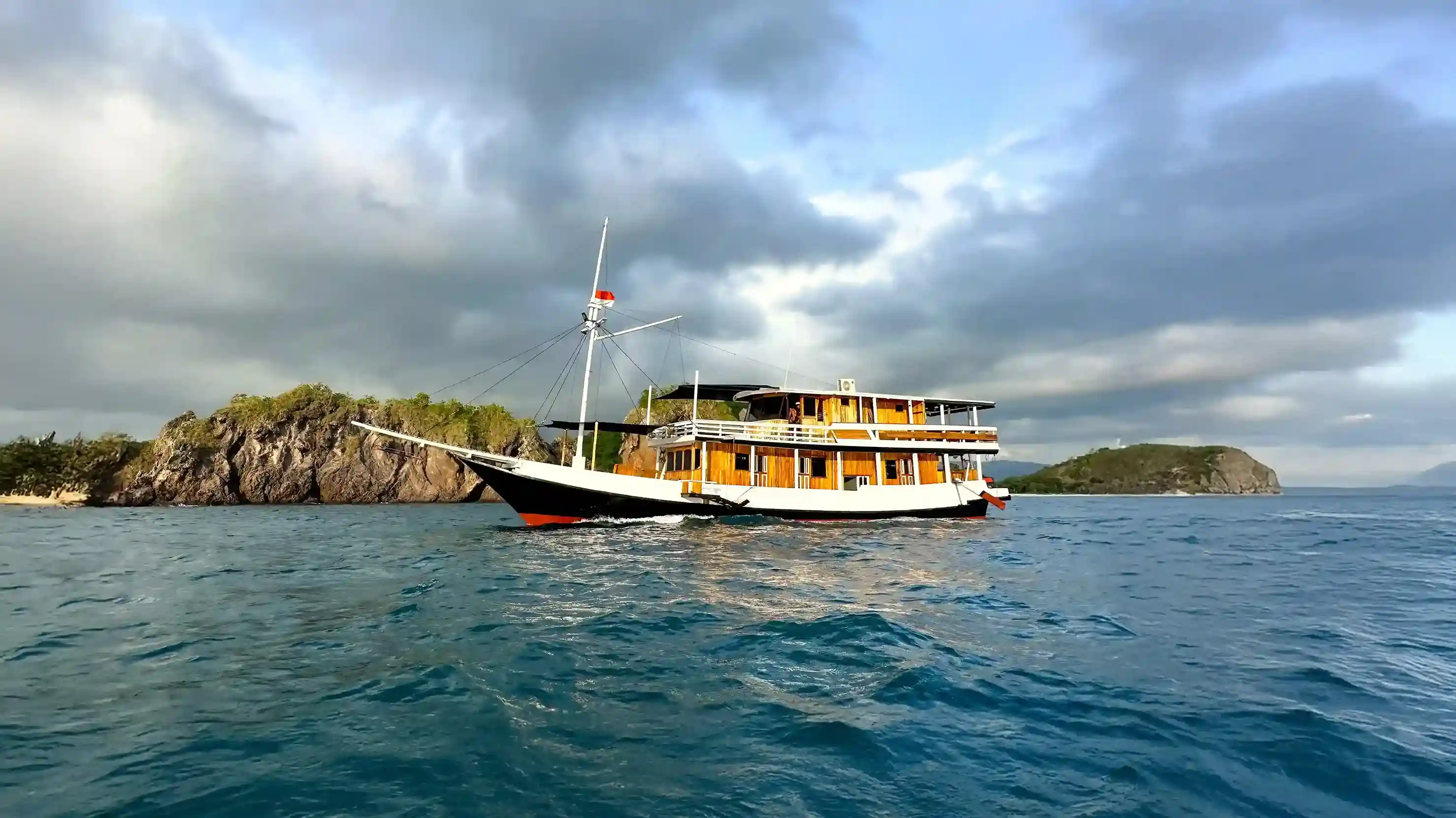 Santemako Cruise Phinisi | Komodo Tour | Komodo Luxury
