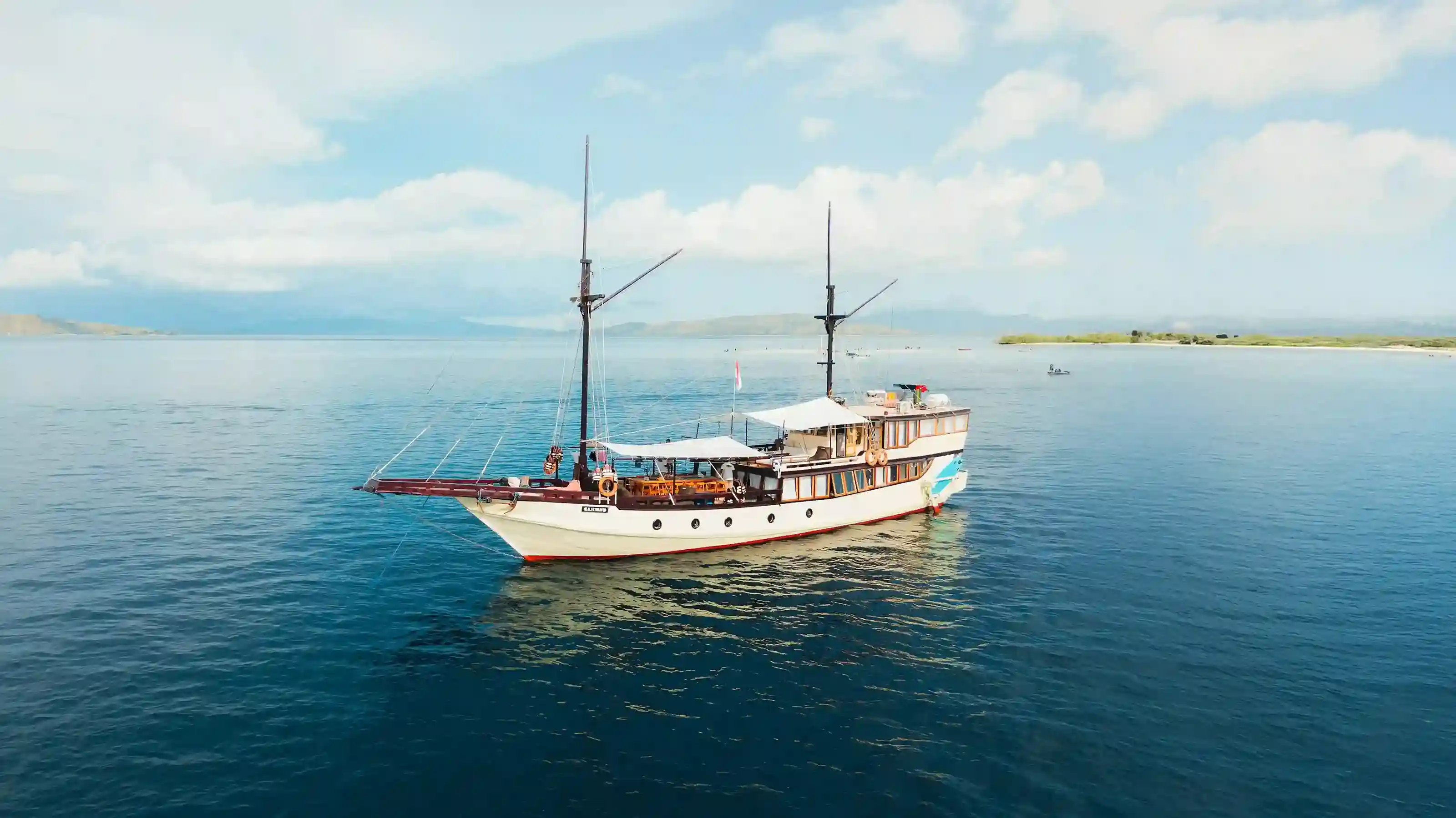Alfathran Phinisi Boat Charter | Alfathran Exterior | Komodo Luxury