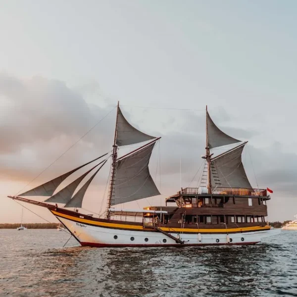 Behike Exterior | Behike Boat Charter Cruise Phinisi | Komodo Luxury