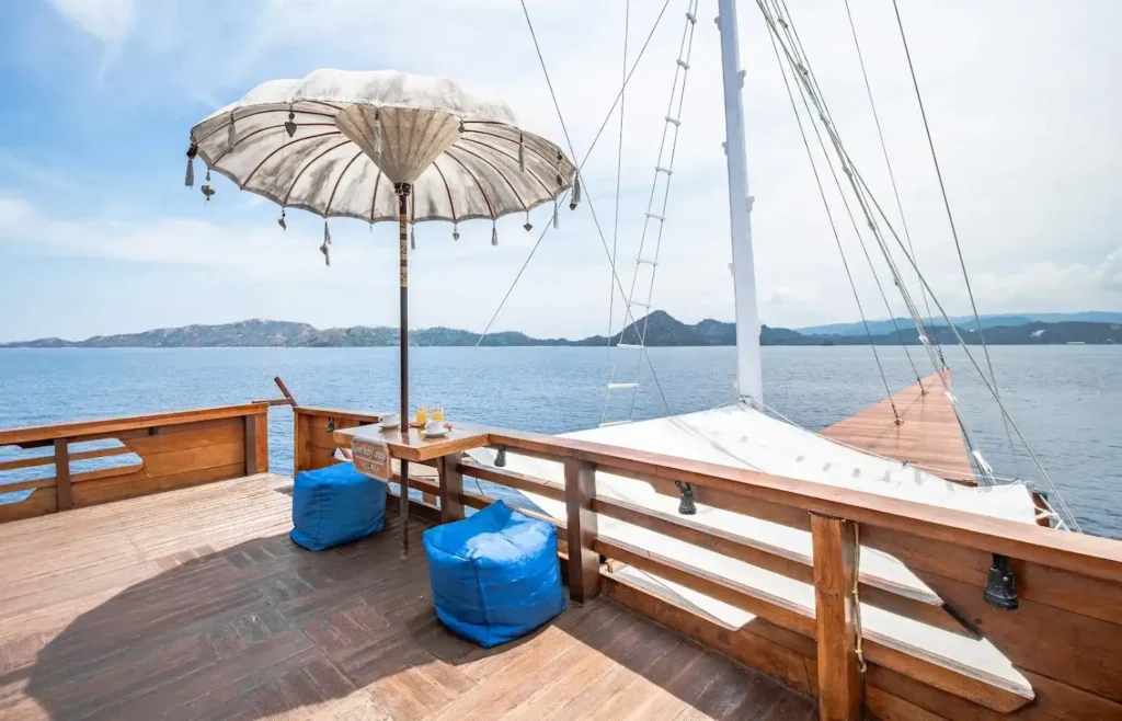 Magika Phinisi Liveabord | Magika Phinisi Chill Area | Komodo Luxury