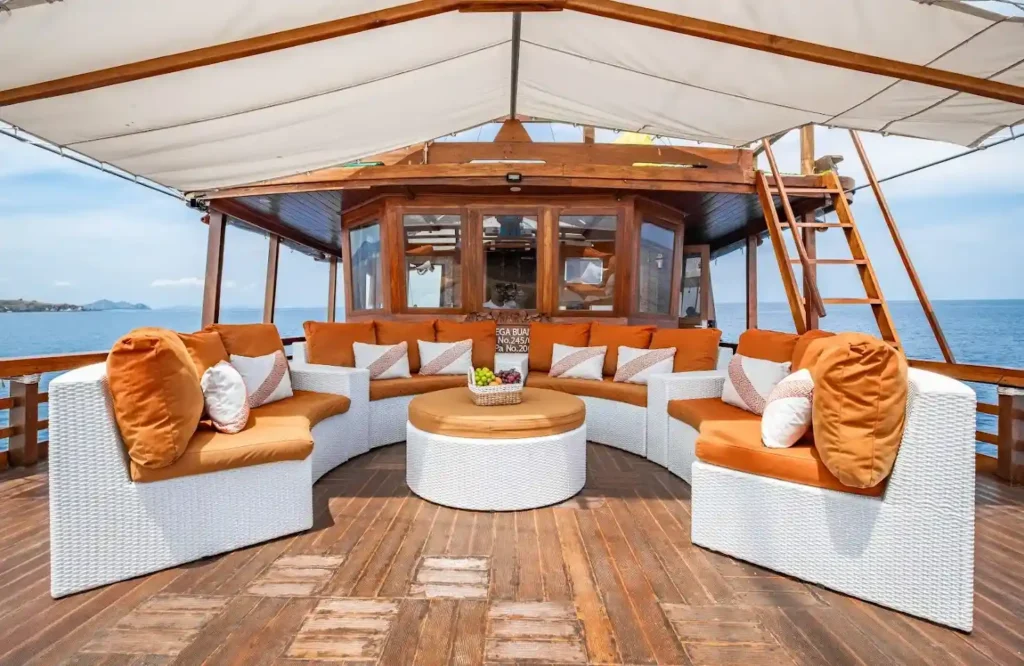 Magika Phinisi Liveabord | Magika Phinisi Chill Area | Komodo Luxury