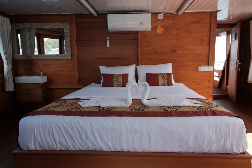 Magika Master Cabin | Magika Phinisi Boat Charter | Komodo Tour | Komodo Luxury