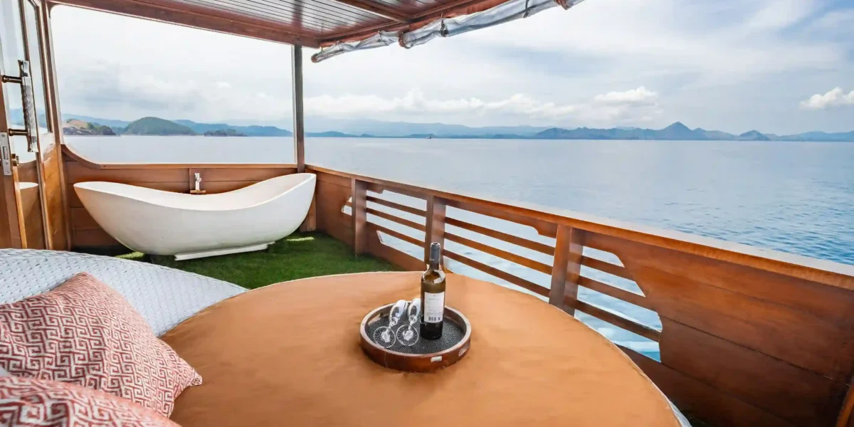 Magika Phinisi Liveabord | Master Cabin Room Balcony Magika Phinisi | Komodo Luxury