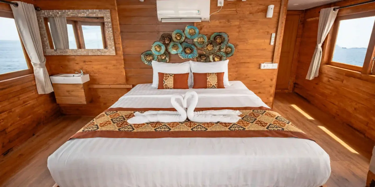 Magika Phinisi Liveabord | Master Cabin Room Magika Phinisi | Komodo Luxury