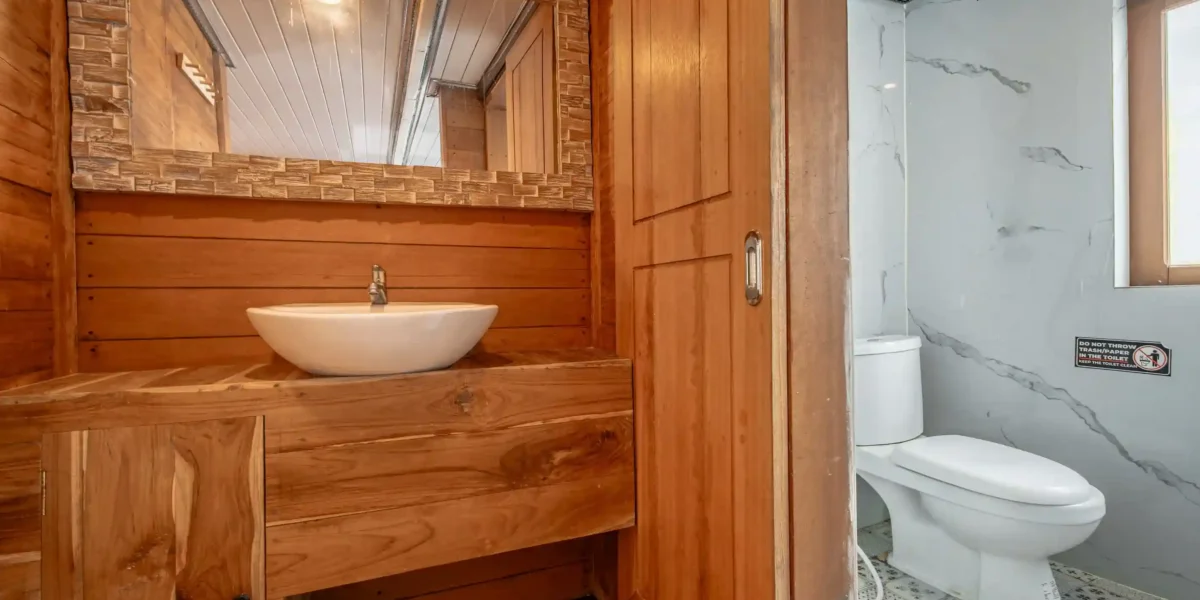 Magika Phinisi Liveabord | Signature Cabin Bathroom Magika Phinisi | Komodo Luxury