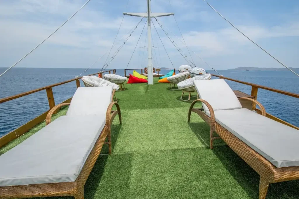 Magika Phinisi Liveabord | Magika Phinisi Sundek Area | Komodo Luxury
