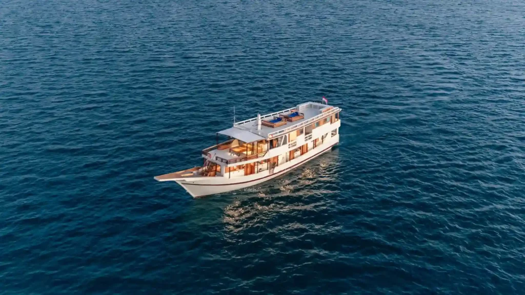Ayvara Cruise Boat Charter | Ayvara Cruise Exterior | Komodo Tour | Komodo Luxury
