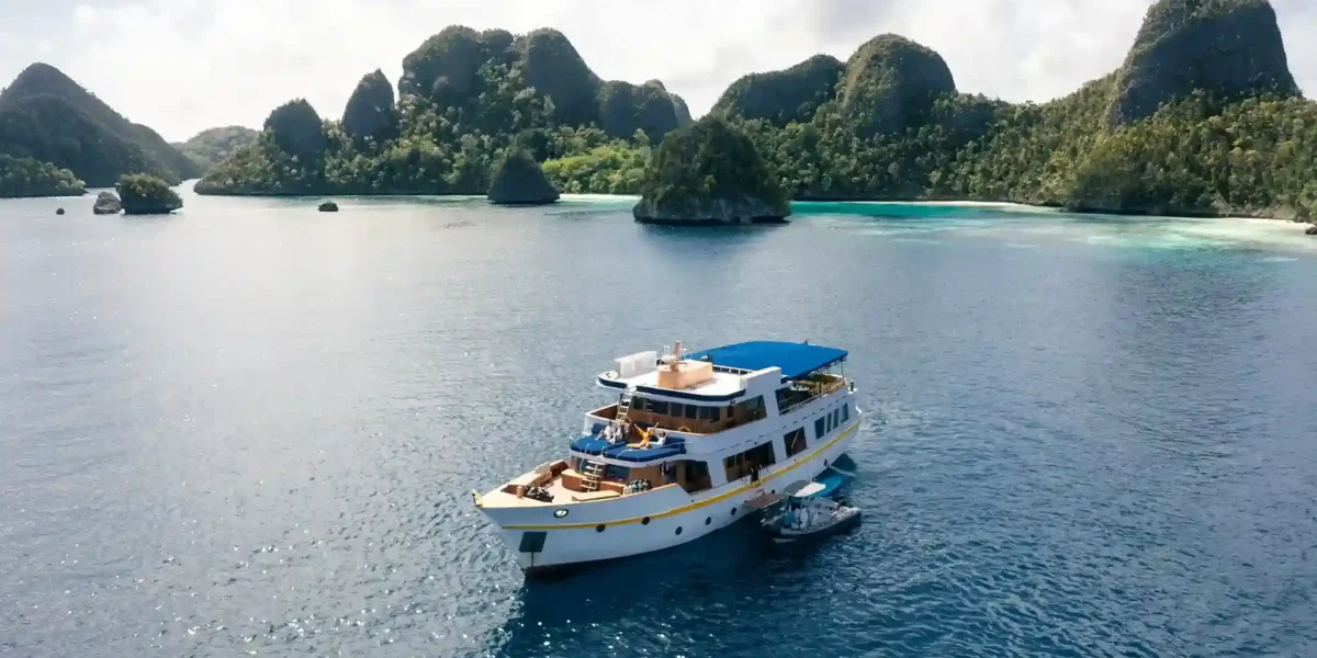 Raja Ampat Liveaboard Guide 2026: Boats, Routes & What It Costs