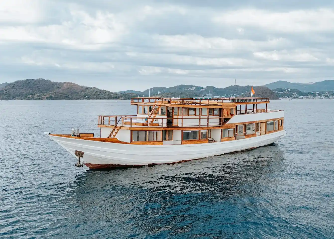 Sora Phinisi Boat Charter | Exterior Sora Phinisi | Komodo Luxury