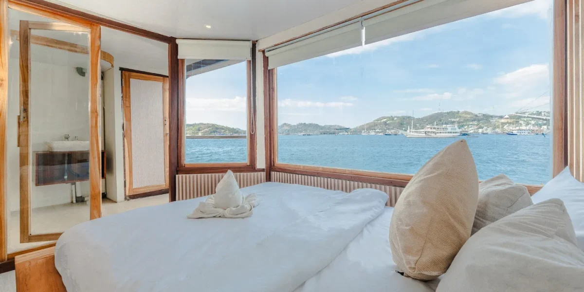 Sora Phinisi Boat Charter | Master Cabin Sora Phinisi | Komodo Luxury