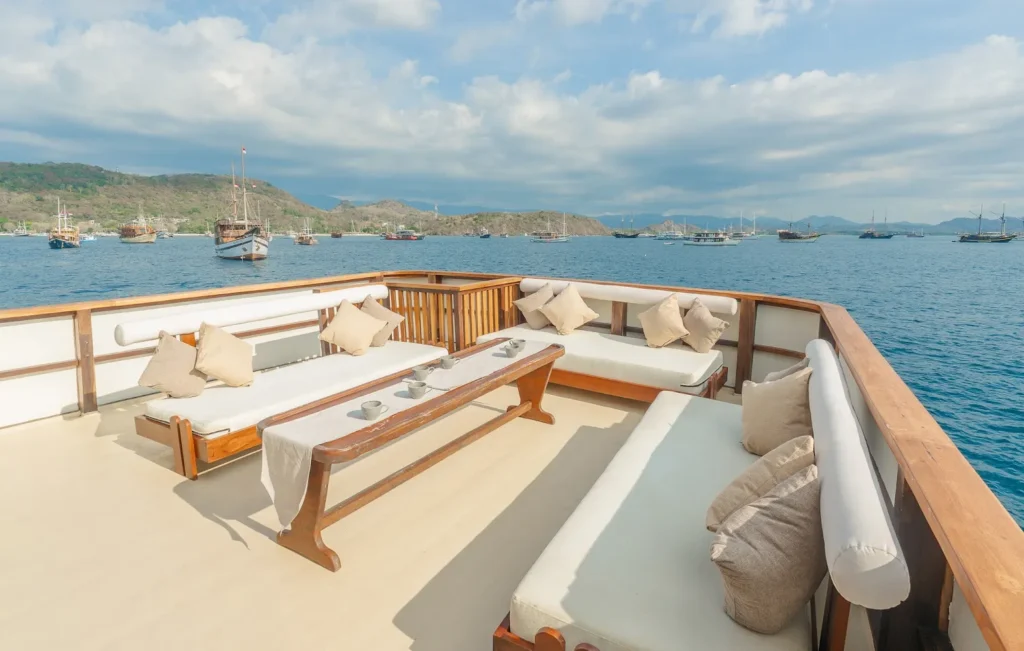 Sora Phinisi Boat Charter | Sundeck Area Sora Phinisi | Komodo Luxury