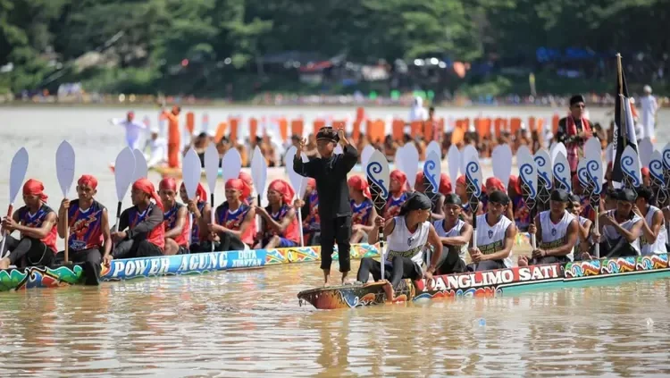 Aura Farming Indonesia Boat Racing Dance | Pacu Jalur Indonesia (source: harianhaluan.com | media center riau)