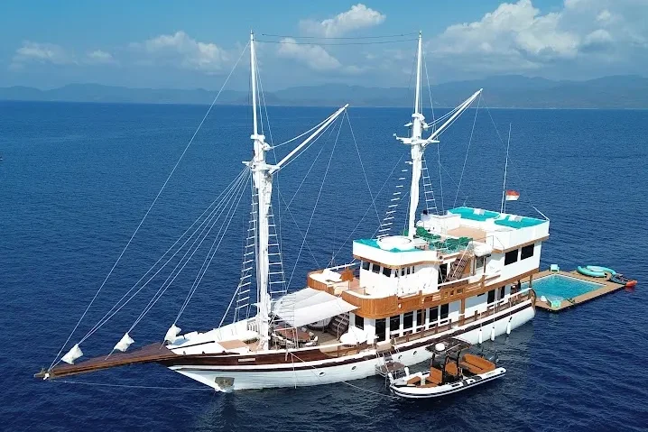 Exterior Kayra Phinisi | Kayra Phinisi Boat Charter | Komodo Luxury