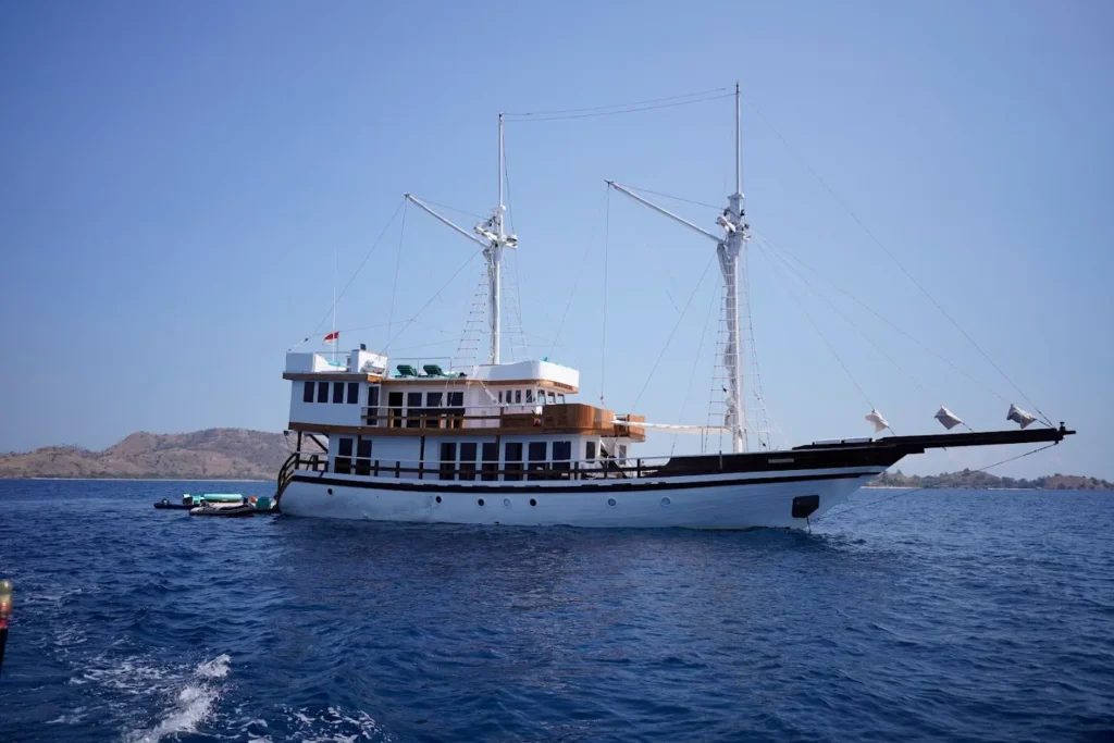 Exterior Kayra Phinisi | Kayra Phinisi Boat Charter | Komodo Luxury