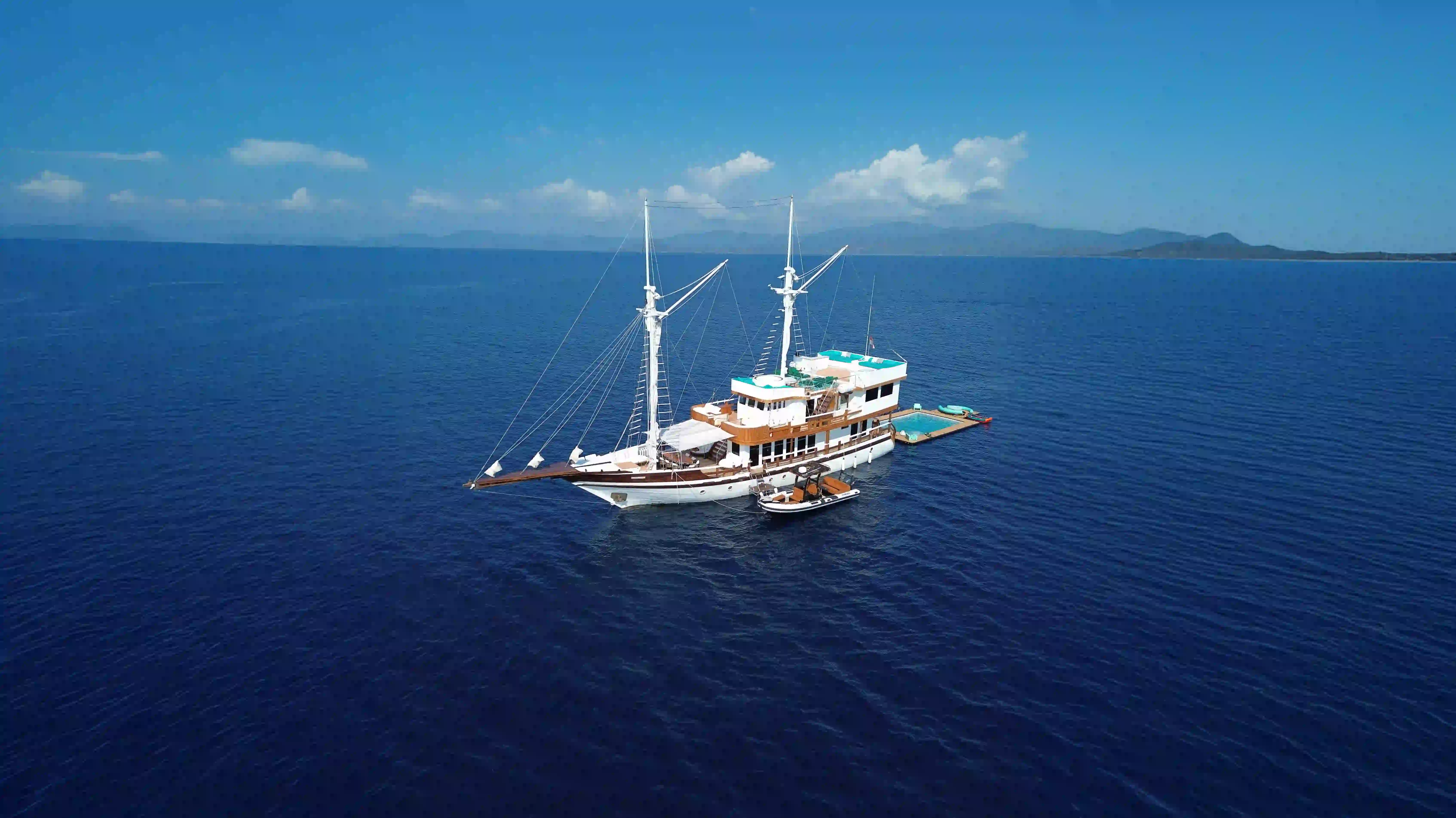Exterior Kayra Phinisi | Kayra Phinisi Boat Charter | Komodo Luxury