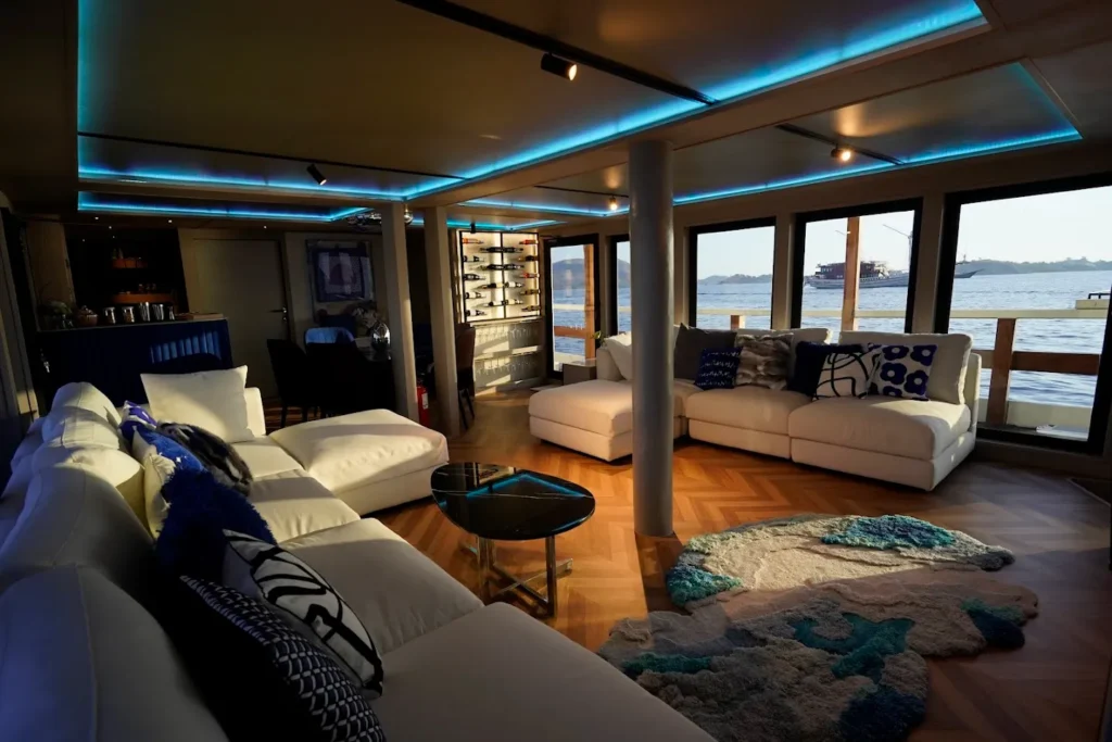 Lounge Area Kayra Phinisi | Kayra Phinisi Boat Charter | Komodo Luxury