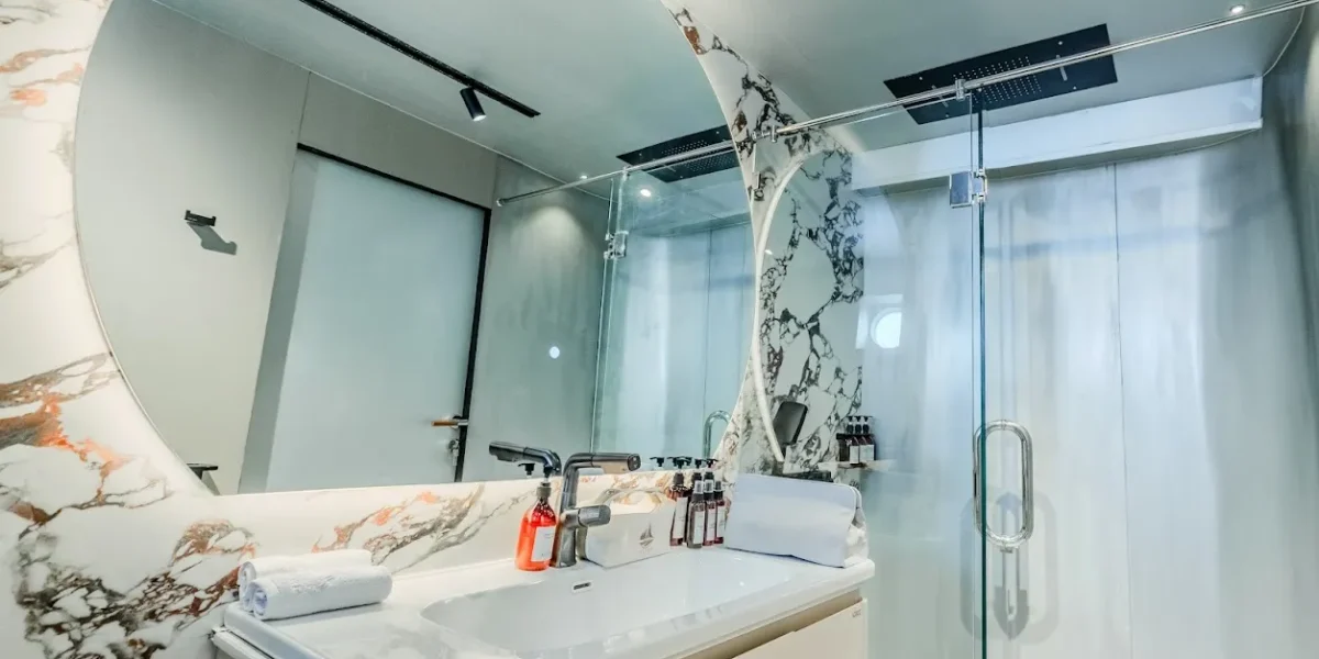 Lower Cabin 1 Bathroom Kayra Phinisi | Kayra Phinisi Boat Charter | Komodo Luxury