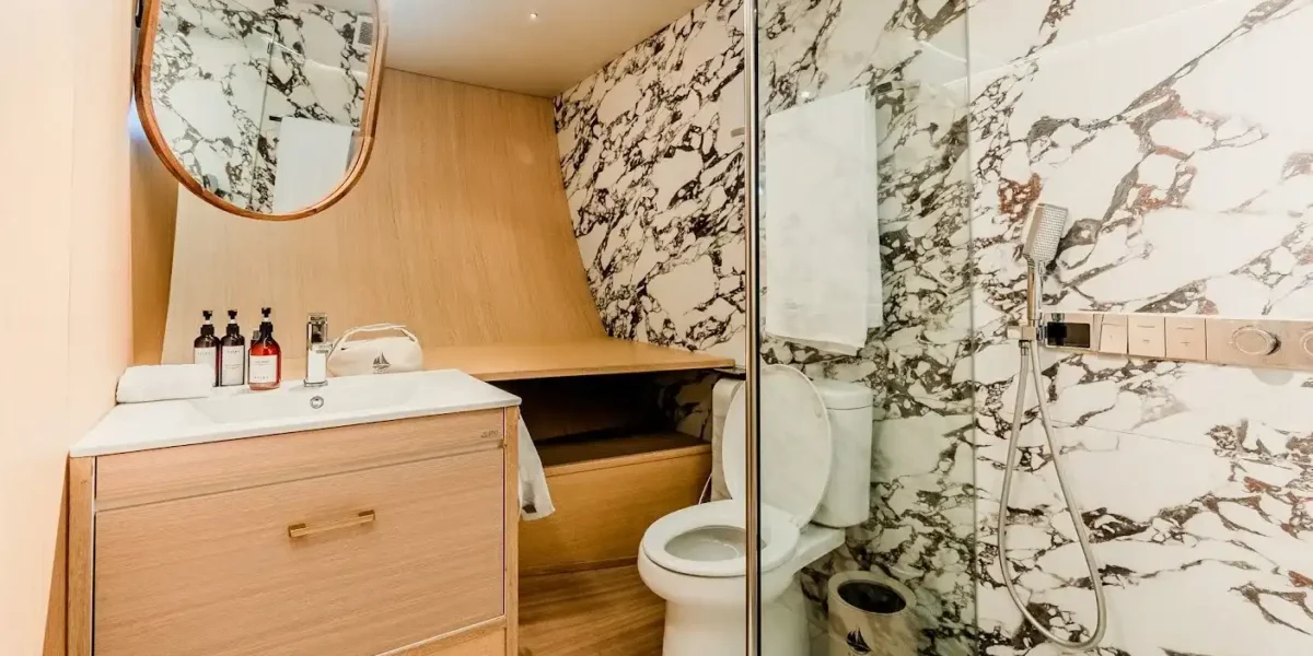 Lower Cabin 2 Bathroom Kayra Phinisi | Kayra Phinisi Boat Charter | Komodo Luxury