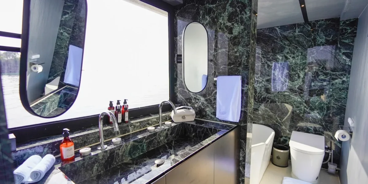 Master Cabin Bathroom Kayra Phinisi | Kayra Phinisi Boat Charter | Komodo Luxury