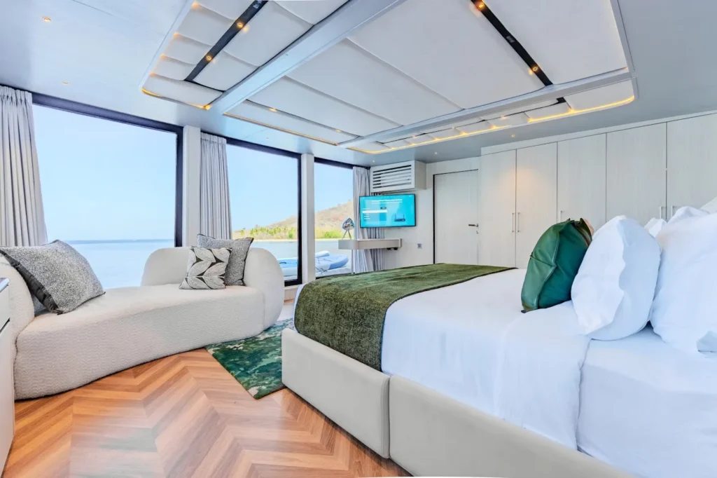 Master Cabin Ocean View Kayra Phinisi | Kayra Phinisi Boat Charter | Komodo Luxury