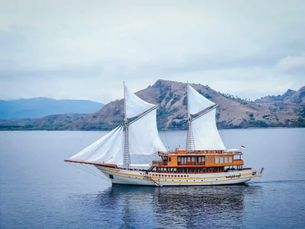 Sanctuary Phinisi Liveaboard Boat Charter | Sanctuary Exterior | Komodo Tour | Raja Ampat Tour | Komodo Luxury