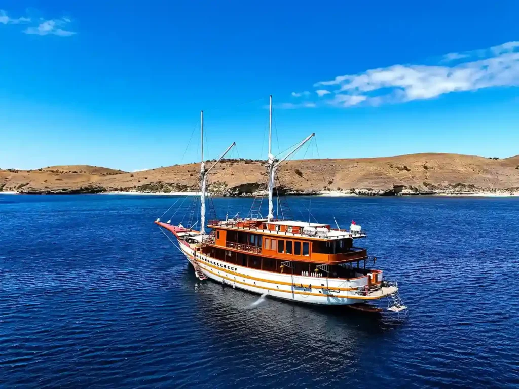 Sanctuary Phinisi Liveaboard Boat Charter | Sanctuary Exterior | Komodo Tour | Raja Ampat Tour | Komodo Luxury