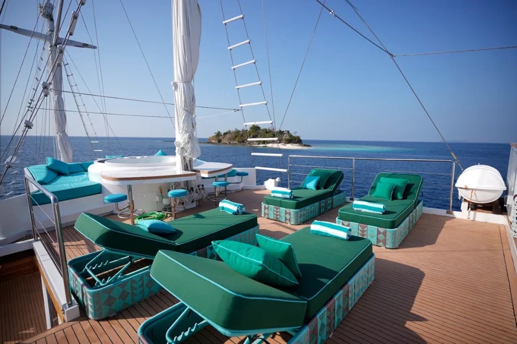 Sundeck Kayra Phinisi | Kayra Phinisi Boat Charter | Komodo Luxury