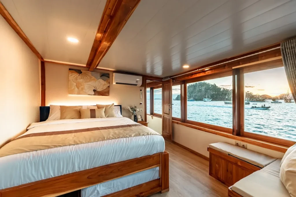 Ayvara Cruise Boat Charter | Ayvara Cruise Master Ocean | Komodo Tour | Komodo Luxury